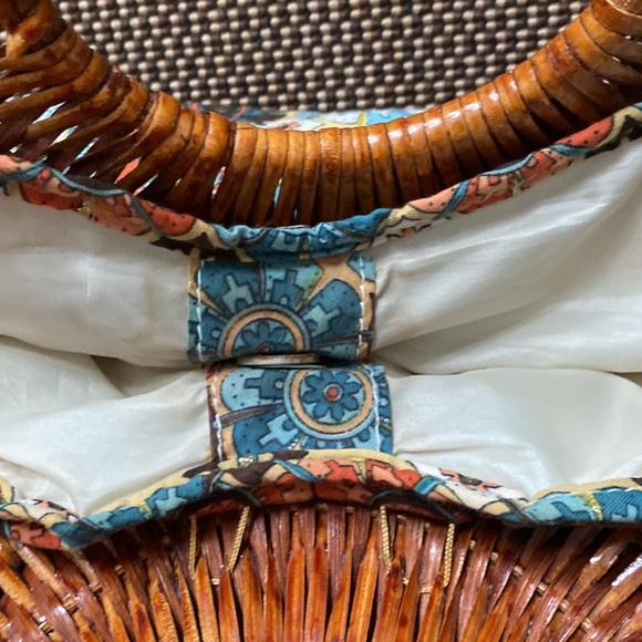 Light summer purse flower details wicker handle - Picture 7 of 11